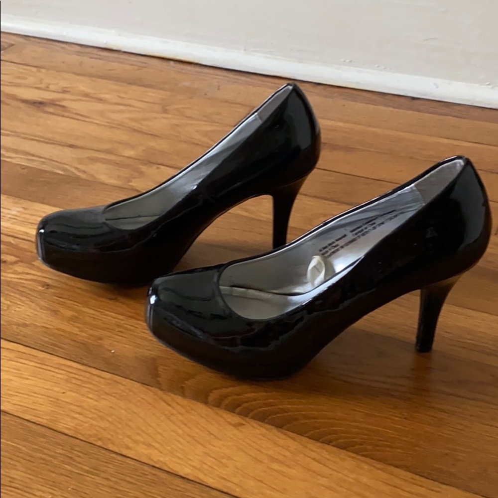 Black shiny heels